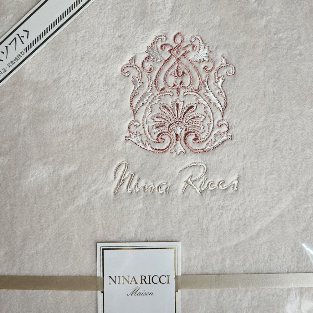 Nina Ricci Blanket - Picture 3 of 16